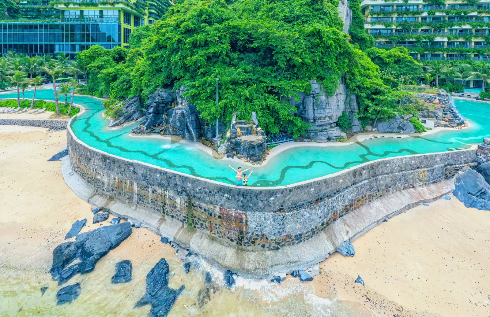 Charm Pool của Flamingo Cát Bà uốn quanh chân mỏm núi đá, sát bãi cát Cát Cò 2