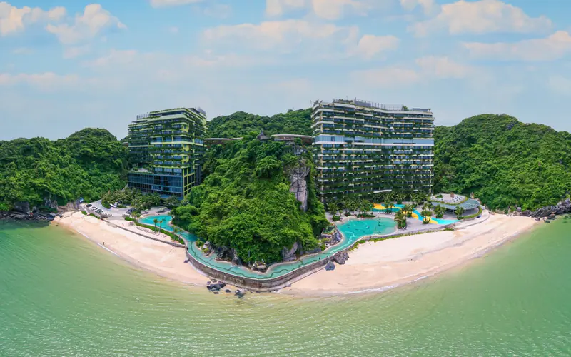 Bãi Cát Cò và Flamingo Cát Bà Resort nhìn từ biển