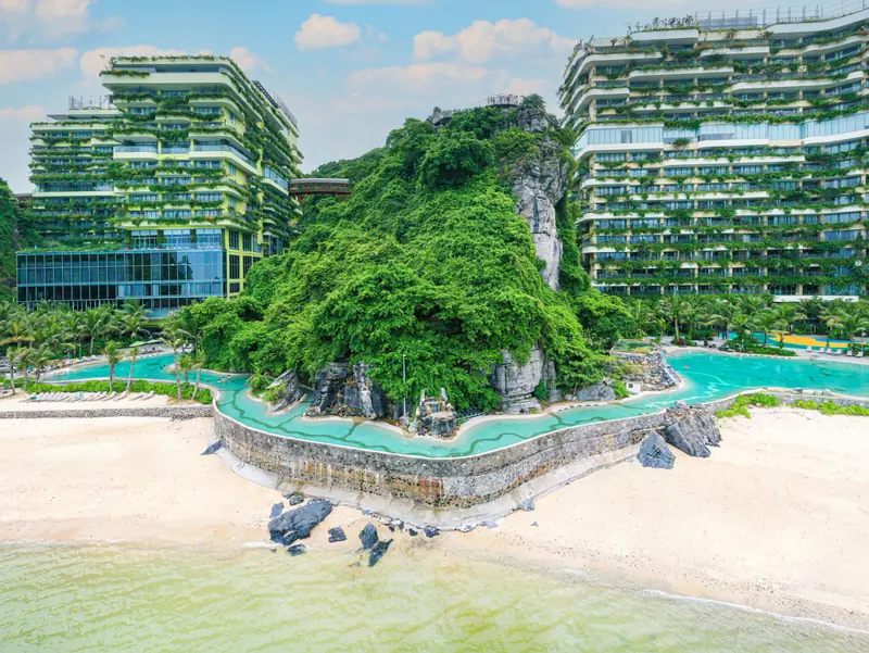 Charm Pool và bãi Cát Cò ngày nắng ở Flamingo Cát Bà