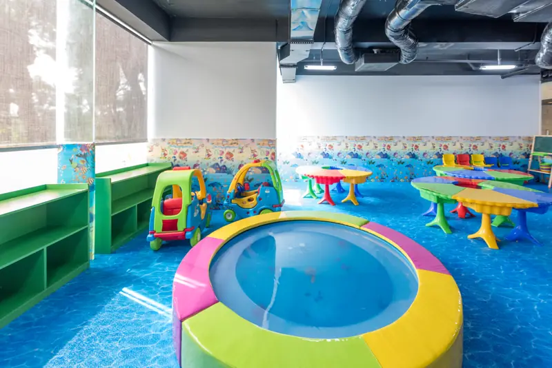 Kids Club Flamingo Cát Bà với đồ chơi nhiều màu cho bé nhỏ