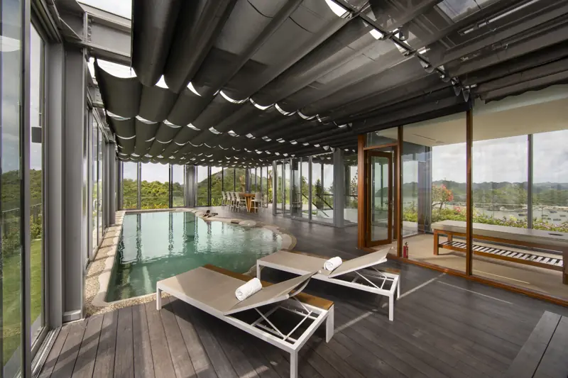 Bể bơi riêng trong Imperial Suite Flamingo Cát Bà, ghế nằm và vách kính nhìn ra đảo