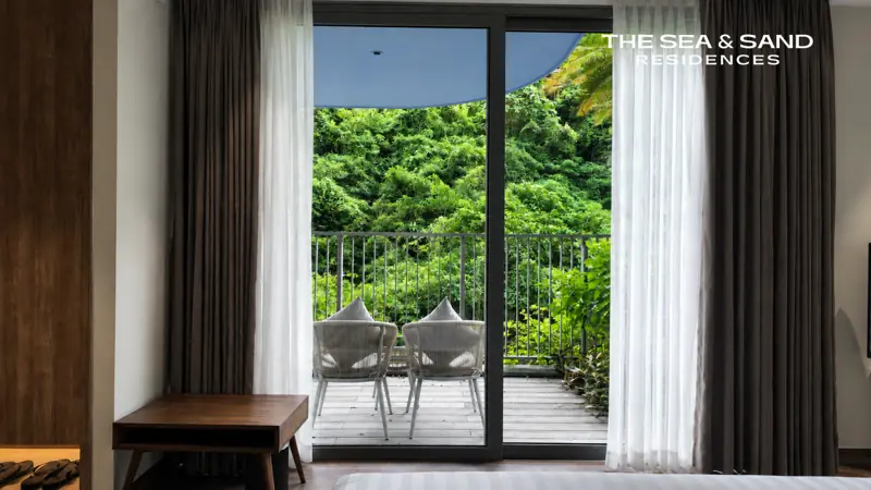 Ban công căn The Sea & Sand nhìn ra vách núi phủ cây