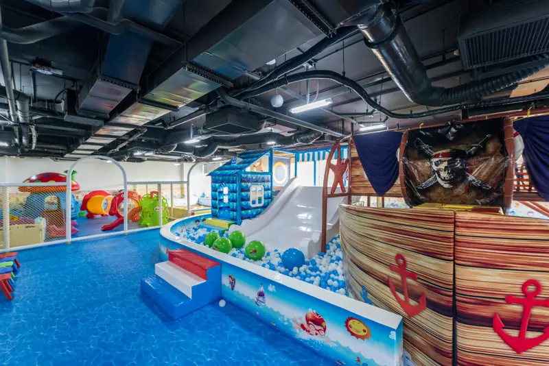 Kids Club trong nhà có thuyền hải tặc, cầu trượt và bể bóng, Flamingo Cát Bà