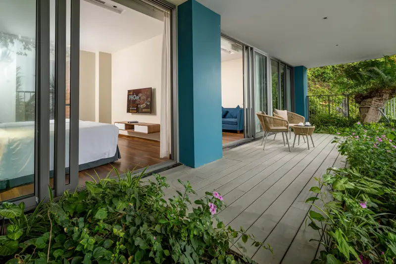 Sân hiên phủ cây xanh của căn Residence 3 phòng ngủ, cửa kính mở vào phòng khách
